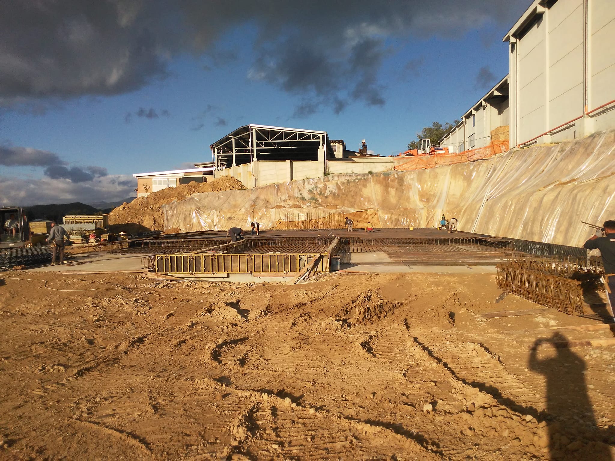 Manufatti Industriali in c.a. in versante — Progettazione Geologico-Tecnica, Strutture e Direzione lavori